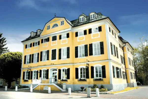 American International School - Salzburg — školski prostor i učenici