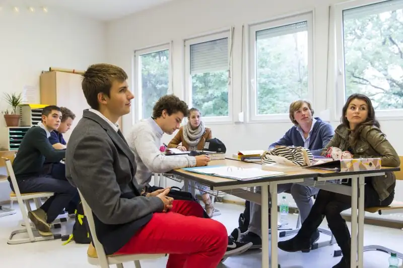 American International School - Salzburg — školski prostor i učenici