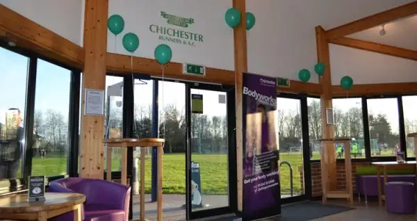 Chichester College — školski prostor i učenici