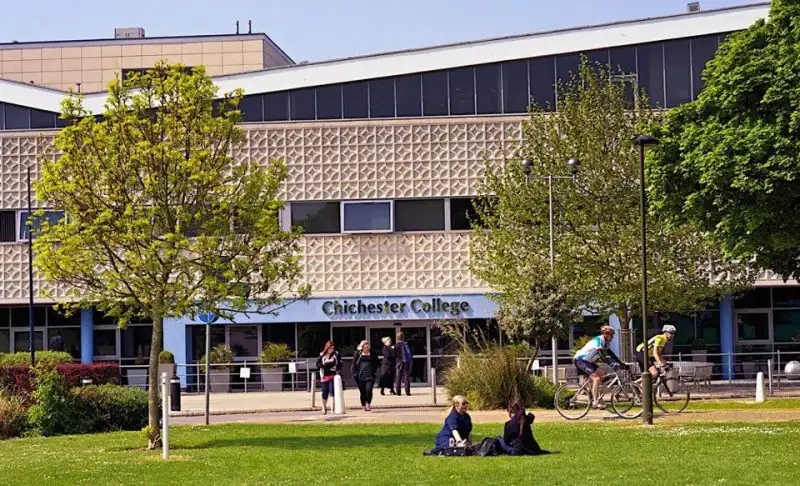 Chichester College — školski prostor i učenici