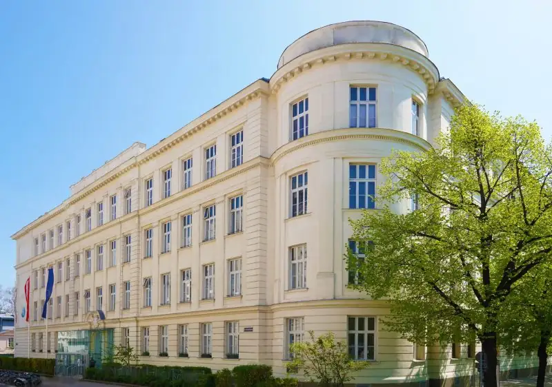 Danube International School Vienna — školski prostor i učenici