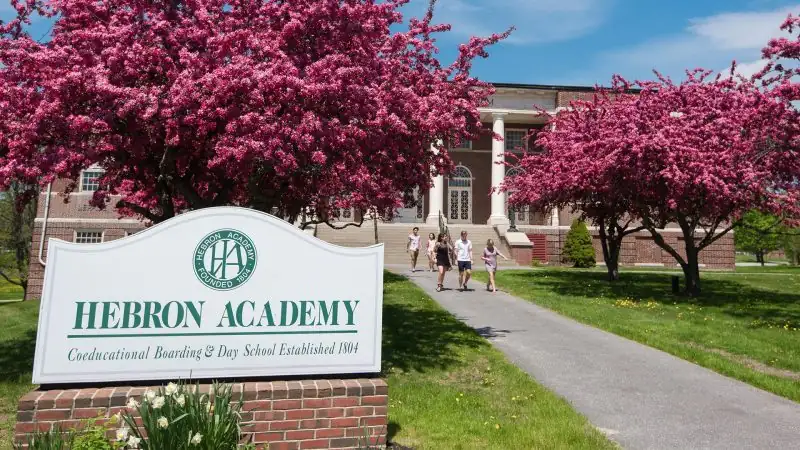 Hebron Academy — školski prostor i učenici