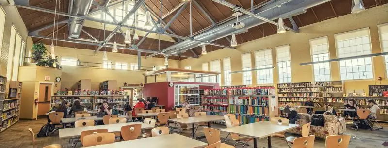 Thorton Academy — školski prostor i učenici