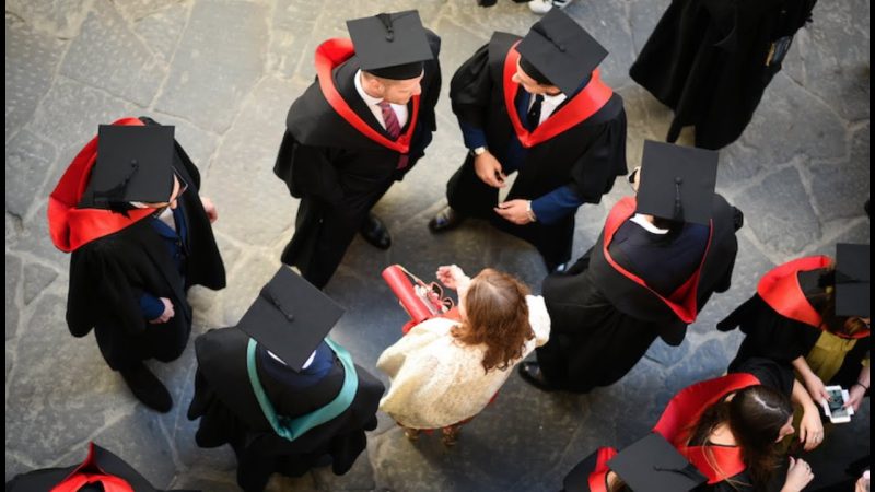 European School of Economics — kampus i studenti