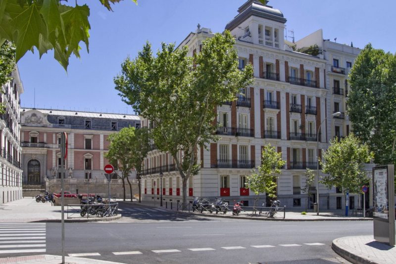 European School of Economics — kampus i studenti