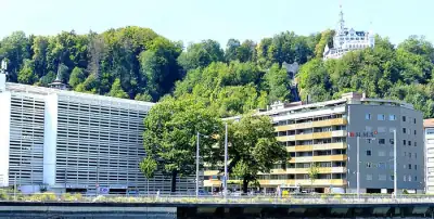 Business and Hotel Management School (BHMS) — kampus i studenti