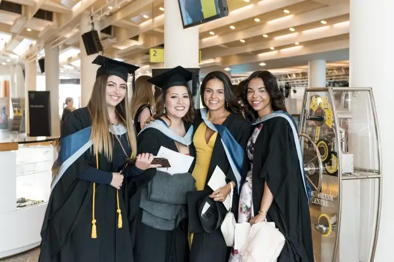 Hult Business School — kampus i studenti