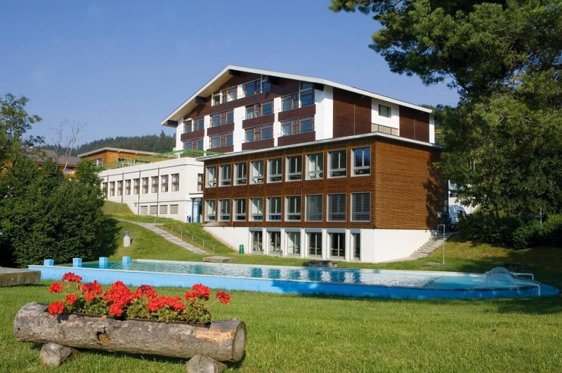 Les Roches Global Hospitality Education — kampus i studenti