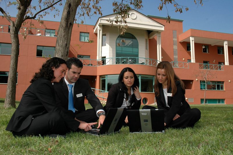 Les Roches Global Hospitality Education — kampus i studenti