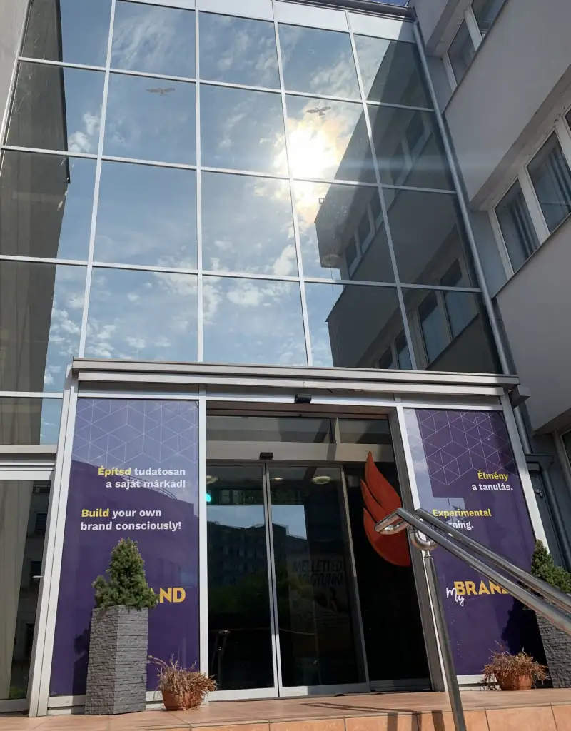 Metropolitan University - METU — kampus i studenti