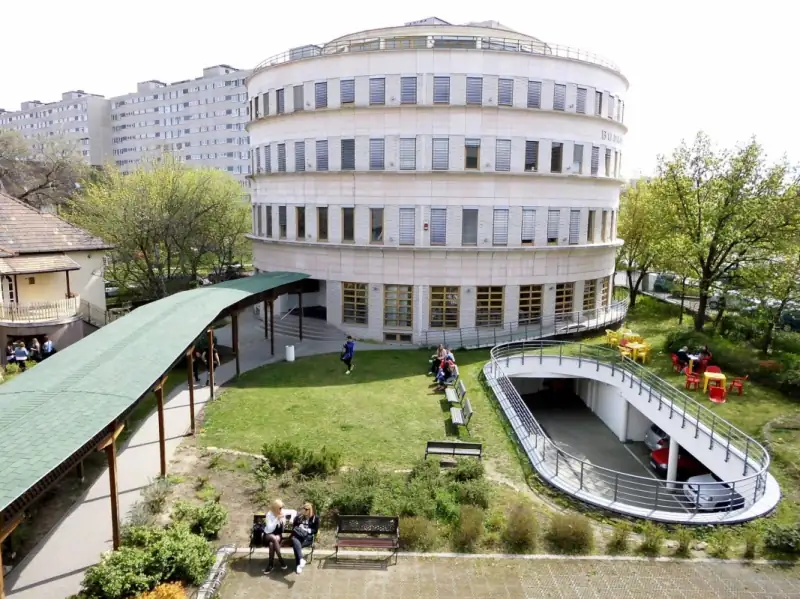 Metropolitan University - METU — kampus i studenti