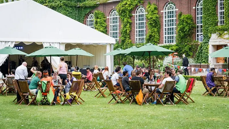 Regent's University London — kampus i studenti