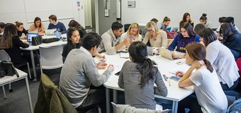 Regent's University London — kampus i studenti