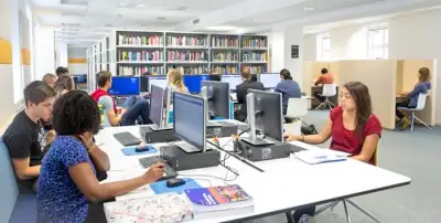 Webster Vienna Private University — kampus i studenti